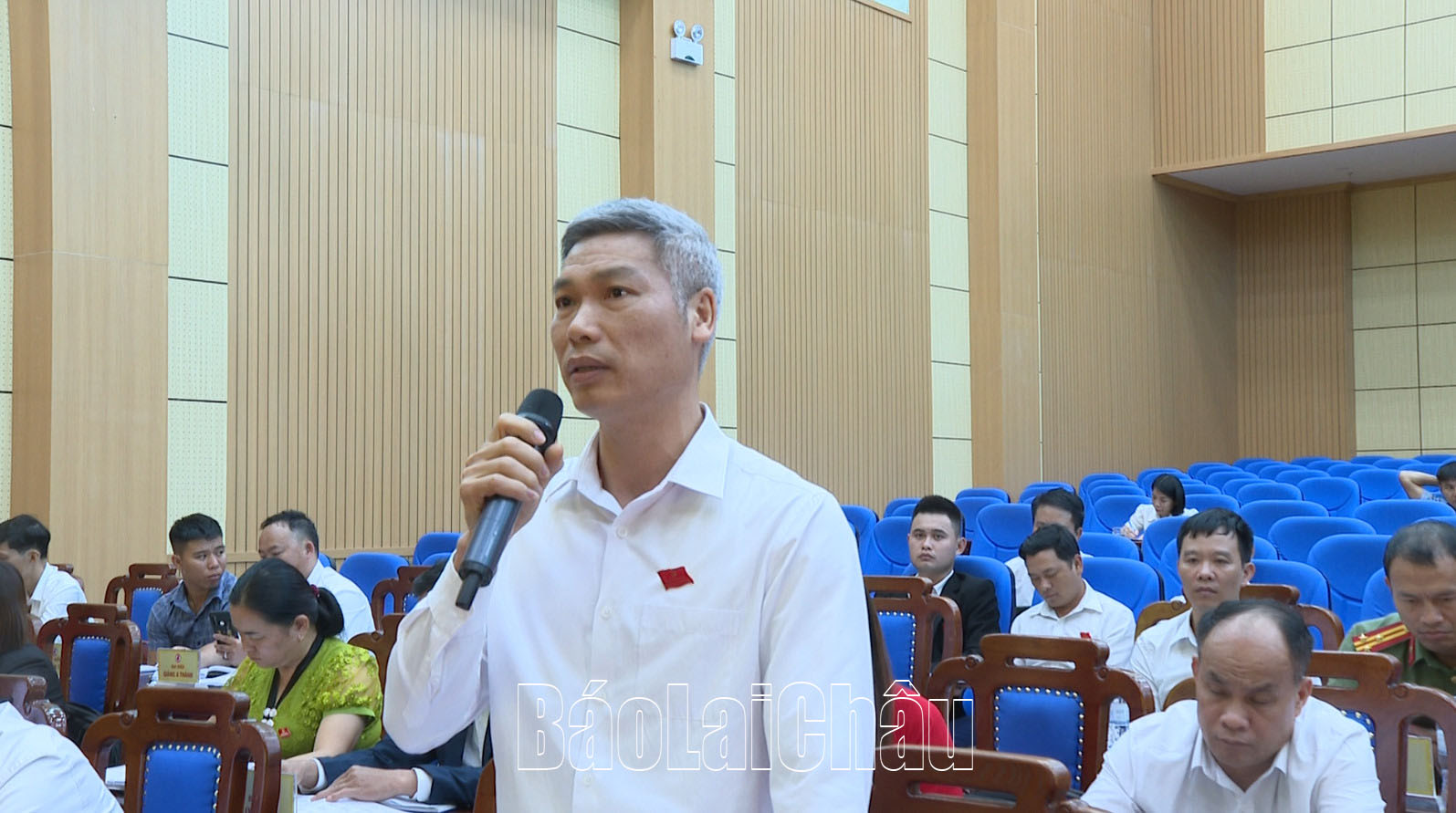 Đồng chí Hà Văn Sơn phát biểu tại kỳ họp.